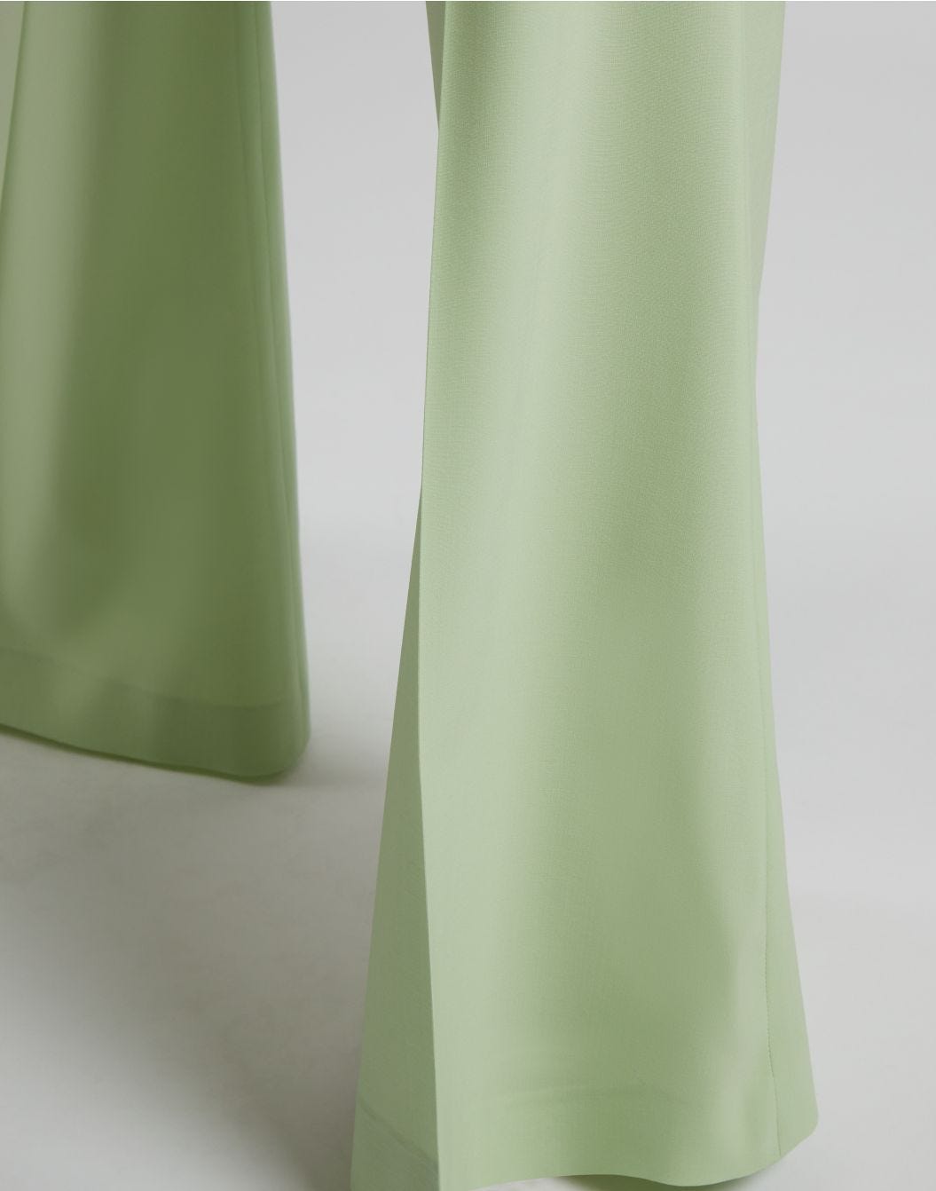 Lardini Pantalone verde a vita alta con fondo a zampa In vendita