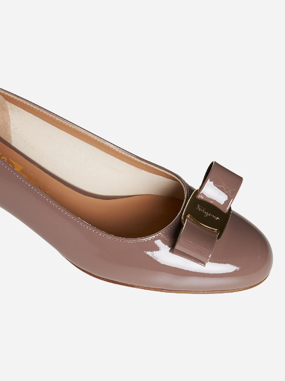 FERRAGAMO Decollete’ Vara in vernice Shopping Online